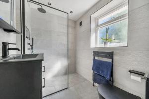 Modern 3BR House with Parking & Garden - Sleeps 6