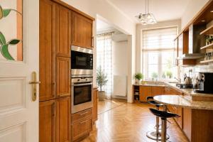 Luxury 2BR, 2BA with AC, quiet balcony, central