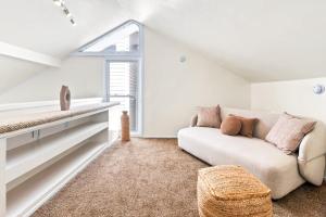 Cozy Upscale Montrose Loft Pool Table + Wine