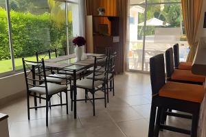 Casa con Piscina Privada, Air Hockey y Bolirana