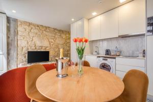 Magnolia 2 Luxury with AC Metro Downtown Porto