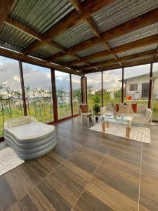 Retreat moderno con fogata
