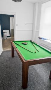 Elegant 4-Bedroom City Centre Stay with Free Parking, High-Speed Wi-Fi & Pool Table Close to MKM Stadium