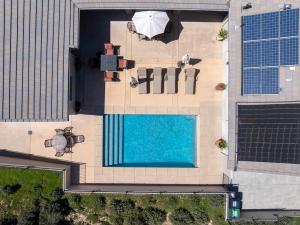 Hilltop Vistas Pool, Wine & Family Fun