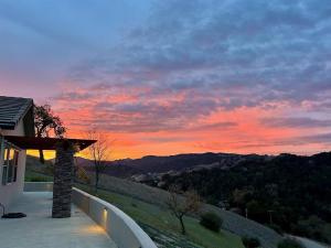 Hilltop Vistas Pool, Wine & Family Fun