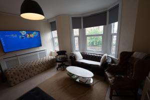 HARU RESIDENCE, Close to Tower Bridge, 6 bed House can sleep up to 16 peo