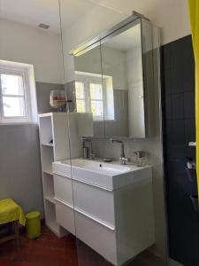 Maison bretonne cosy bord de mer & jardin clos