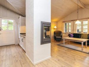 6 person holiday home in Ålbæk