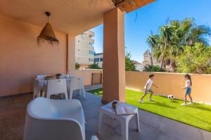 Surf Apartment - Wifi - Parking - Swimming Pool - Patio - Garden