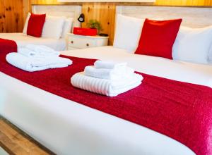 Cottage 4 - Year Round Pet Friendly 50 Fee 1 Bed w Loft 1 Bath & Courtyard