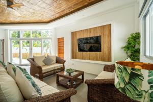 Modern, private 3-bed house in the heart of Dauin