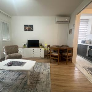 Central Hub Apartment, Free Parking and Travel Base