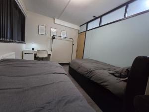 Modern City Centre Apartment - Balcony & Free Parking