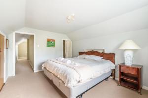 Point Grey 4BR Home near UBC Sleeps 10