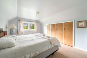 Point Grey 4BR Home near UBC Sleeps 10