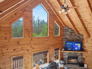 Cedar Ridge Cabin - Hot Tub Fire Pit and Trail Access
