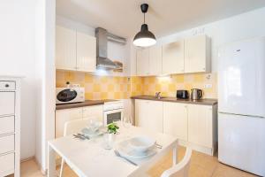 Balcony - Comfy Home - Easy Parking
