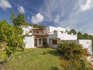 5-Bedroom Villa Near Southwest Beaches