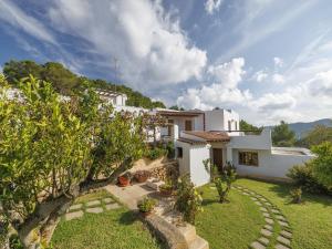 5-Bedroom Villa Near Southwest Beaches