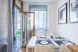 NEW - Central Comfy Home with Balcony