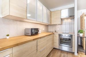 NEW - Central Comfy Home with Balcony