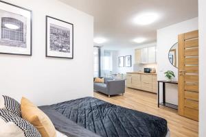 NEW - Central Comfy Home with Balcony