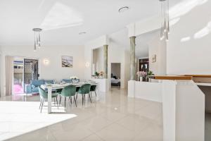 Waterfront Home, Pool, Jetty, Helensvale