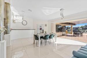 Waterfront Home, Pool, Jetty, Helensvale