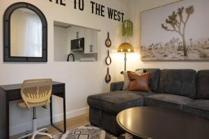 Quiet & Walkable: Stampede, BMO, Nightlife & Eats!