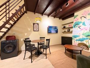 Night Market Location Loft w Bath Tub Max 6