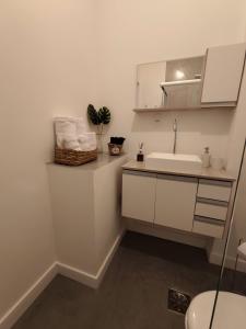 Apartamento todo reformado e decorado, pertinho da praia