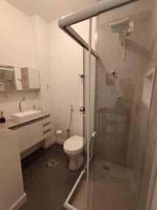 Apartamento todo reformado e decorado, pertinho da praia