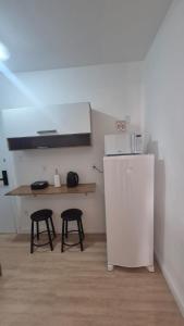 Apartamento todo reformado e decorado, pertinho da praia
