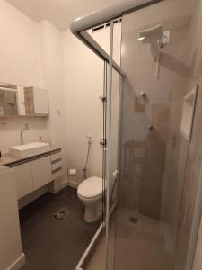 Apartamento todo reformado e decorado, pertinho da praia