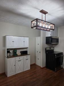 Shoreland Getaway with Access to Guntersville Lake