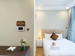 Luxury Skyline Studio Apartment Near Korean Embassy at Vinhomes Green Bay Hanoi