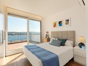 Duplex apartment with pool on LEscala beach
