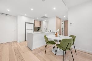 City Chic Modern 1BR in CBD w Parking n Views