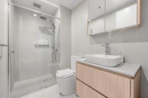City Chic Modern 1BR in CBD w Parking n Views