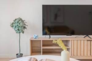 City Chic Modern 1BR in CBD w Parking n Views