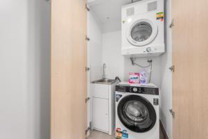 Modern 2BR Apt, Near Hospital, Pool n Parking