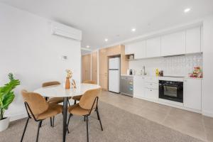 Modern 2BR Apt, Near Hospital, Pool n Parking