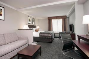 King Room - Disability Access/Non-Smoking room in Wingate by Wyndham Athens GA
