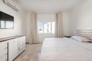 Beachfront, direct beach access