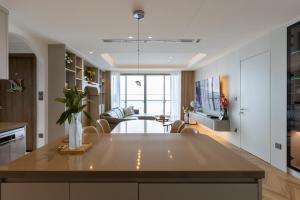 Modern Luxury 2-bedroom Apartment at Sky89 with river views