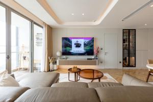 Modern Luxury 2-bedroom Apartment at Sky89 with river views
