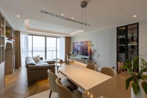 Modern Luxury 2-bedroom Apartment at Sky89 with river views