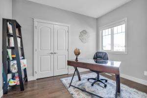 South Edmonton Family Home - 3 king Beds & AC