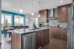 South Edmonton Family Home - 3 king Beds & AC