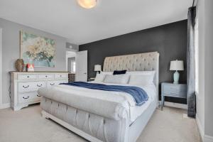 South Edmonton Family Home - 3 king Beds & AC
